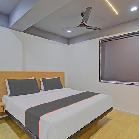 Collection O De'Pearl Hotel Surat Eksteriør bilde